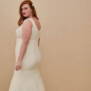 NWT TORRID IVORY LACE BEADED SLEEVELESS MERMAID WEDDING DRESS